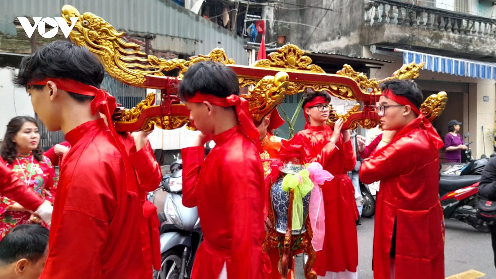 Độc đáo lễ rước nước truyền thống đền Đồng Nhân tưởng nhớ công lao Hai Bà Trưng